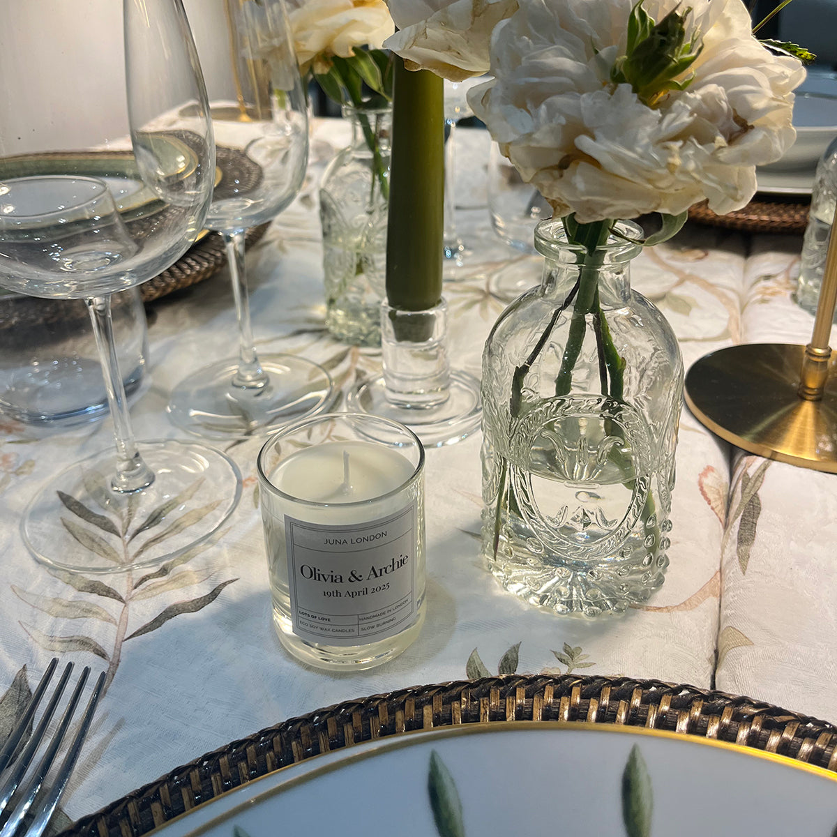 Discover JUNA's wedding collection - congratulate the couple on their engagement or wedding, ask your friends and family members to be your maid of honour or bridesmaid or use our candles as table decoration on the big day. 